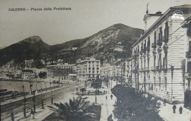 salerno piazza della prefettura.jpg